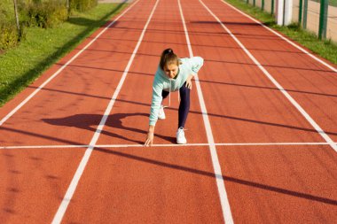 Açık hava fitness, halka açık spor sahası. Genç bir sporcu kadın sokakta egzersiz yapıyor.,