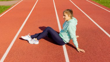 Açık hava fitness, halka açık spor sahası. Genç bir sporcu kadın sokakta egzersiz yapıyor.,