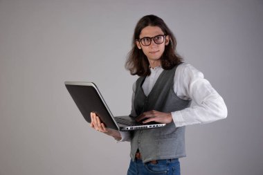 Programlama ve yazma kodu, yazılım ürünleri geliştirme. İnek adam.,