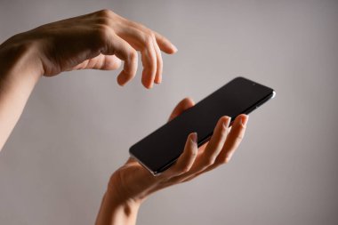 Mobil uygulamaları kullan, kaydırma. Akıllı telefon, kadın eli dokunmatik pedi kullanır..