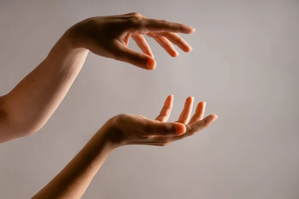 Due mani di donne tengono qualcosa nei palmi delle mani., — Foto Stock