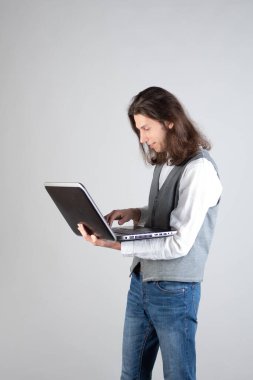 Programlama ve yazma kodu, yazılım ürünleri geliştirme. İnek adam.,