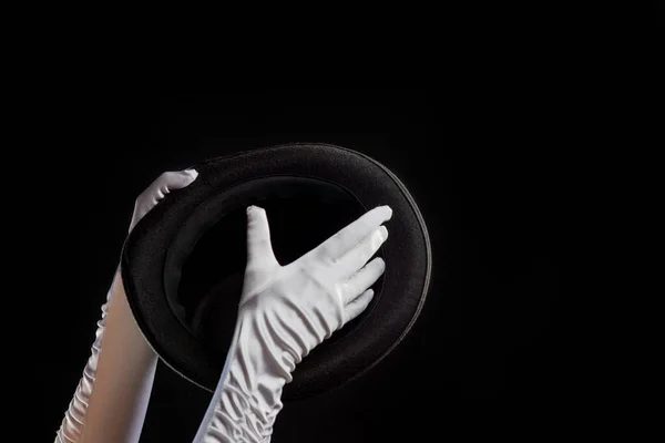 I gesti delle mani. illusionista tiene un cappello in mano e mostra magia e trucchi. — Foto Stock