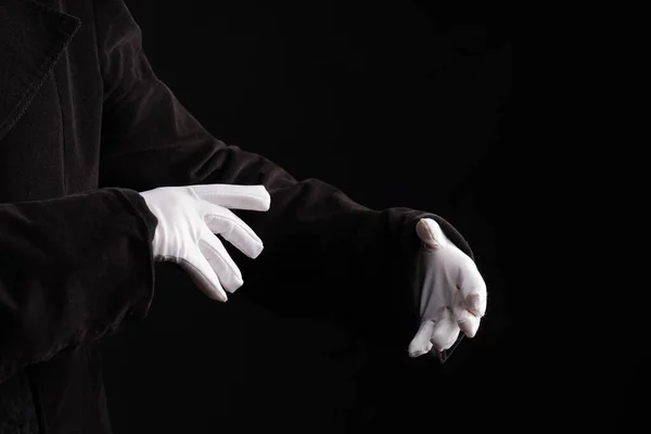 Handgester. Showman eller magiker illusionist i vita handskar på en svart bakgrund. — Stockfoto