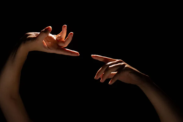Δύο χέρια αγγίζουν το ένα το άλλο με ένα δάχτυλο, η στιγμή της δημιουργίας, η θεία έννοια της στιγμής της δημιουργίας. — Φωτογραφία Αρχείου