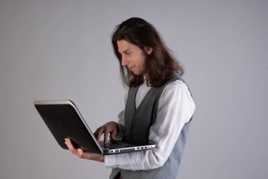 Programlama ve yazma kodu, yazılım ürünleri geliştirme. İnek adam.,