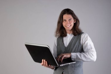 Eğitim ve yeni teknolojiler, çevrimiçi kurslar, e-öğrenme. Uzun saçlı genç bir adam.