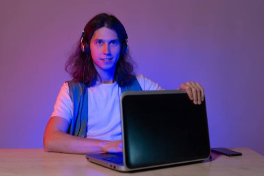 Bir dizüstü bilgisayarda öğrenci ya da oyuncu, neon renkli portre.