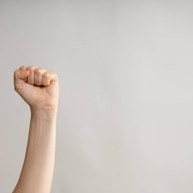 El hareketleriyle. El hareketleriyle. Kadın yumruğu uzanıyor, haklar ve muhalefetin sembolü.,