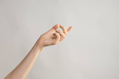 El hareketleriyle. Zarif bir kadın eli, yan tarafı gösteriyor.