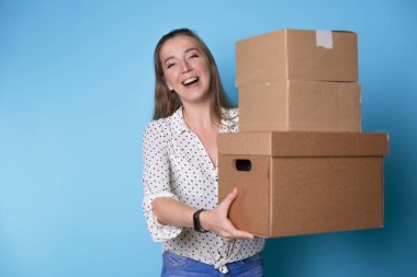 Paket, küçük işletme ve çevrimiçi mağazalardan mal teslimatı..