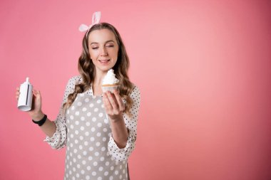 Genç, çekici bir pasta şefi ve kremalı lezzetli bir kek. Puantiyeli önlüklü bir aşçı..