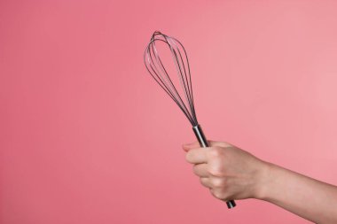 Krem şanti çırpmak, tatlı yapmak. Kadın eli ve mutfak aletleri..