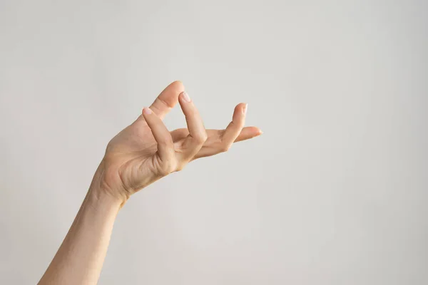 Gestos de manos. Elegante mano femenina, apuntando hacia un lado — Foto de Stock