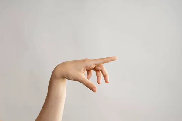 Handgester. Peka åt sidan med fingret. Kvinnors hand — Stockfoto