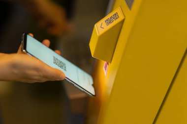 ATM 'nin bağlantısız kullanımı, akıllı telefondan QR kodu okumak.,