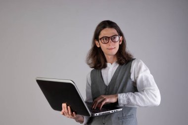 Programlama ve yazma kodu, yazılım ürünleri geliştirme. İnek adam.,