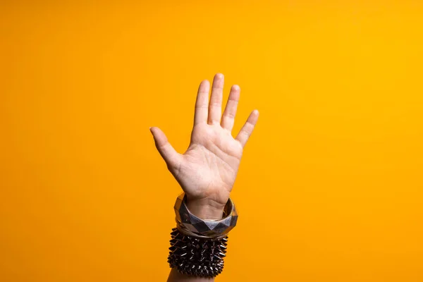 Ręczne gesty. Kobieca ręka z dużą ilością bransoletek, styl zabawy młodzieży. — Zdjęcie stockowe