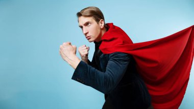 Süper kahraman koruyor. Kırmızı pelerinli genç bir adam, Süpermen..