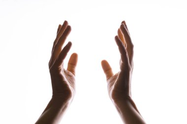 Eller büyü yapar, ya da yukarıdan ışık düşsün diye dua eder. Avuç içleri arasındaki parlaklık.