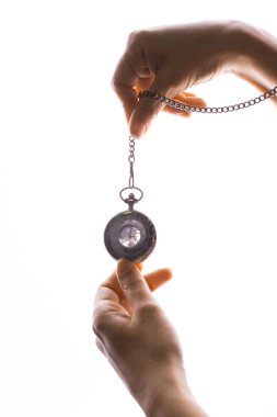 Bir kadının elinde zincirli eski bir cep saati. Zaman geçiyor, o an geldi.,