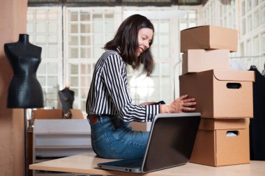 Küçük işletme, terzi dükkanı, kostüm tasarımcıları atölyesi.