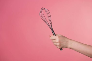 Krem şanti çırpmak, tatlı yapmak. Kadın eli ve mutfak aletleri..