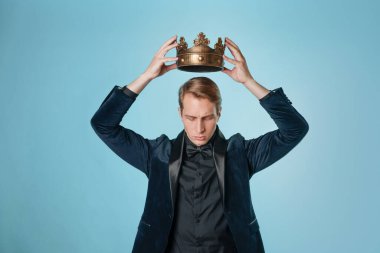 Kendini taçlandır, başında taç olan başarılı genç bir iş adamı..