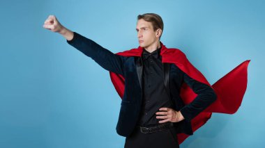 Süper kahraman acele eder. Kırmızı pelerinli genç bir adam, Süpermen..