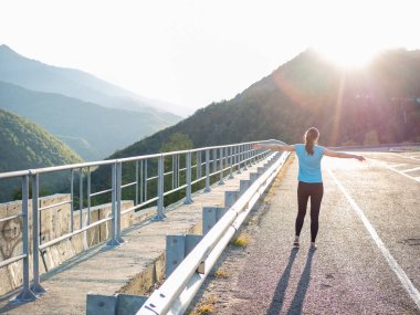 Genç bir esmer sabah koşuyor, spor yapıyor ve sağlıklı bir hayat sürüyor..