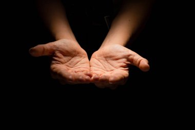 Avuç içleri açık iki el bir şey sundu ya da verdi, bir avuç dolusu..