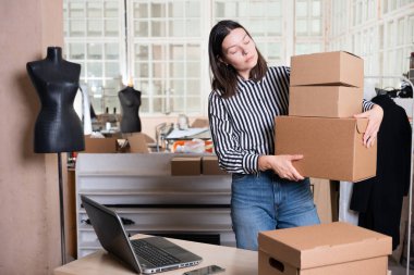 Küçük işletme, terzi dükkanı, kostüm tasarımcıları atölyesi.