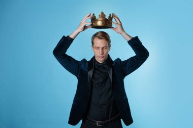 Kendini taçlandır, başında taç olan başarılı genç bir iş adamı..