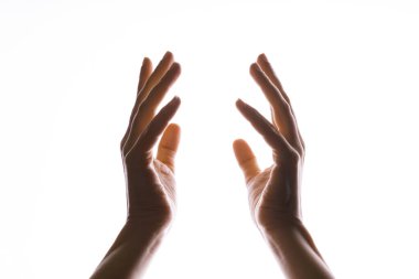 Eller büyü yapar, ya da yukarıdan ışık düşsün diye dua eder. Avuç içleri arasındaki parlaklık.