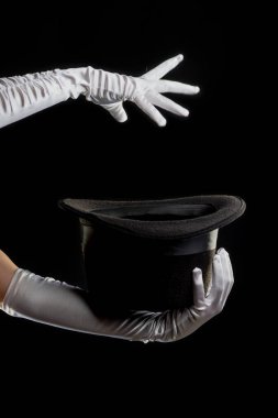 El hareketleriyle. Showman, şapkalı, beyaz eldivenli ve siyah şapkalı kaybolma numaraları sergiliyor.,