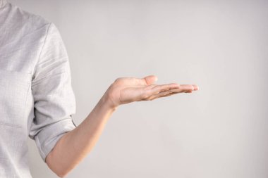 Yan tarafı gösteren zarif bir kadın eli. Avuç içi bir şey tutuyor, tasarım için bir boşluk..