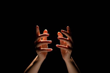 Eller büyü yapar, ya da yukarıdan ışık düşsün diye dua eder. Avuç içleri arasındaki parlaklık.