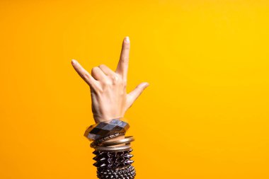 El hareketleriyle. Başparmak yukarı, rockçının güzel bir jesti..