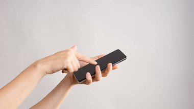 Mobil uygulamaları kullan, kaydırma. Akıllı telefon, kadın eli dokunmatik pedi kullanır..