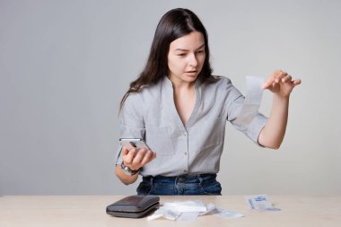 Kişisel Finans, kadın masrafları, faturaları ve faturaları göz önünde bulundurur.,