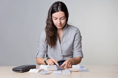 Kişisel Finans, kadın masrafları, faturaları ve faturaları göz önünde bulundurur.,