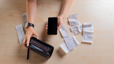 Ödeme, cüzdan ve para makbuzları, masadaki üst görünüm düzeni.