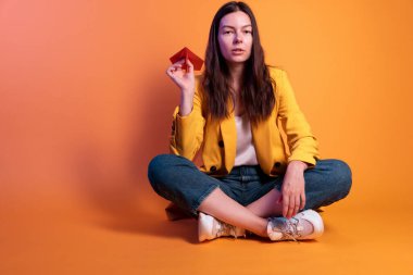 Kağıt uçak fırlatmak, bir başlangıç konsepti. Genç esmer kadın.