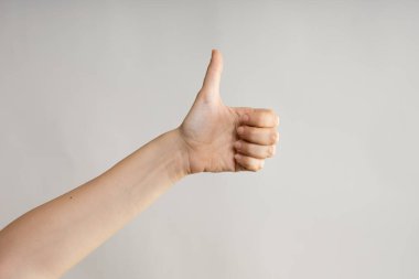 El hareketleri, baş parmaklar yukarı, onay gibi. Kadın eli.