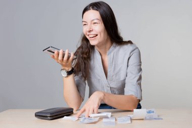 Kişisel finans, bir kadın elinde bir cüzdan tutar ve para sayar.,