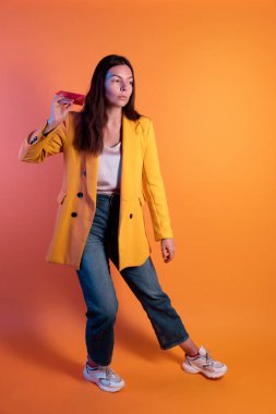 Kağıt uçak fırlatmak, bir başlangıç konsepti. Genç esmer kadın.