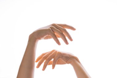 El hareketleriyle. Zarif kadın elleri uzanıyor, beyaz üzerinde izole.,