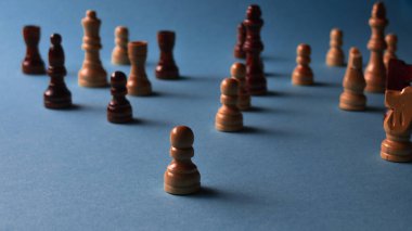 Genç tecrübesiz bir uzmanın çalışma ekibinde sorunları genç mezunlara danışmanlık ve stajyerlik yapması..