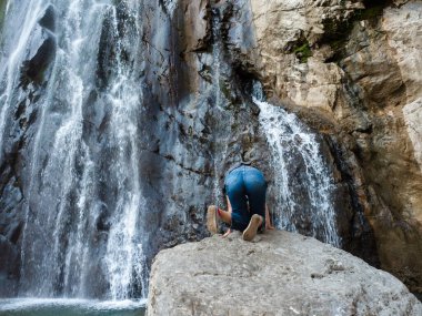 Kamp gezisinde bir kadın hasta ya da bir şey düşürmüş olabilir.