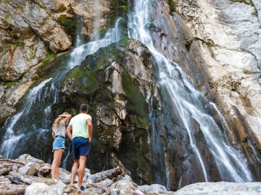 Güzel ve yüksek şelale. Dağlarda birkaç yürüyüş..